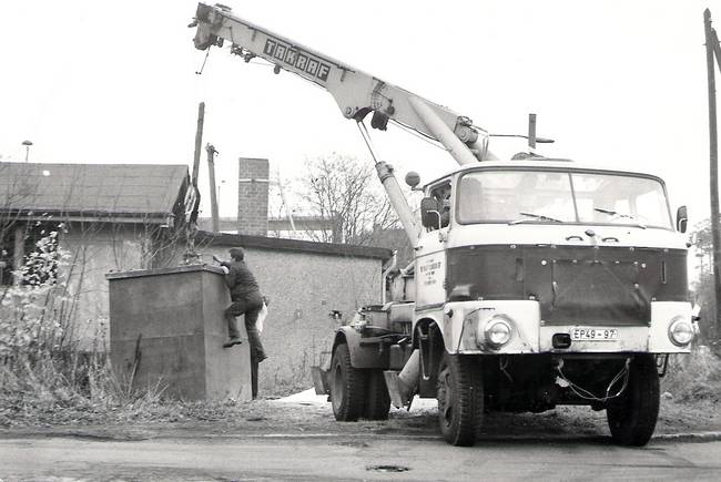 Anschlagen der Schalung für die Mastfundamente an den Autodrehkran des DDR-Typs IFA W50 LA/ADK70 des VEB Kraftverkehrs Eberswalde-Finow
